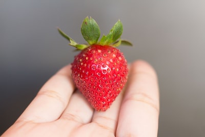 红草莓果实的人
